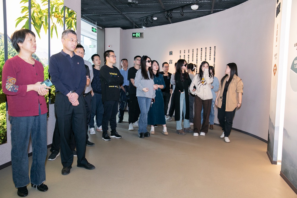 網(wǎng)絡(luò)作家赴實踐點采風(fēng)1