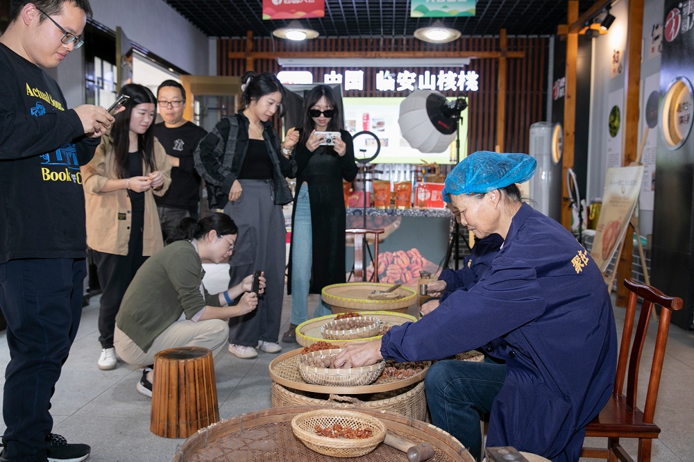 網(wǎng)絡(luò)作家赴實踐點采風(fēng)1