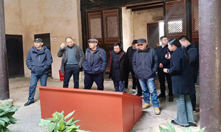 采風團一行在小布鎮革命舊居舊址群參觀