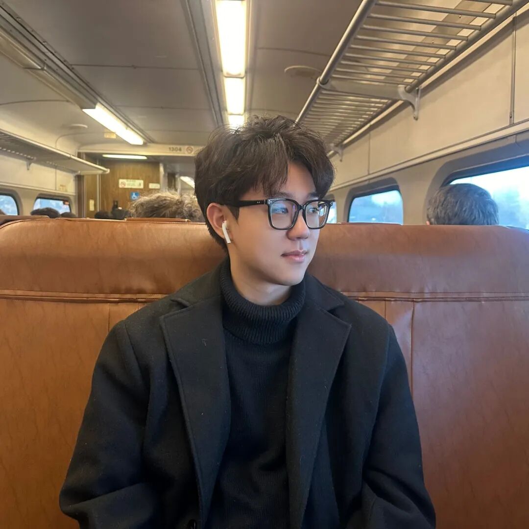 程天佑，2001年9月生于北京，現在美國紐約工作。少年時代起在《北京青年報》《北京文學》《中國校園文學》《中華讀書報》《海外文摘》《新民晚報》《雨花》《讀者》等報刊發表作品。多次獲征文比賽獎。17歲時出版散文集《青年與花》。