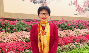 全國政協委員、云南省音協主席宗庸卓瑪