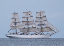 螢火與白帆　　少年唐鵬今年十八歲。但他經常幻想自己其實年過四十。他覺得自己的心理年齡差不多就是……[詳細]