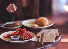 與大師共進午餐　　“昨晚我喝醉了。我仔細想了想——你是我目前活著的唯一理由。”[詳細]