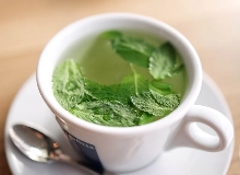 唯精神論者　　“你可以寫無產階級的小說，也可以寫資產階級的小說，但絕不能寫小資產階級的小說。”[詳細]