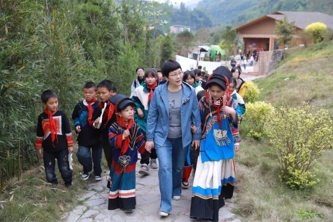 中國作協(xié)“著名作家抵達文學‘縣’場”活動在四川馬邊啟動