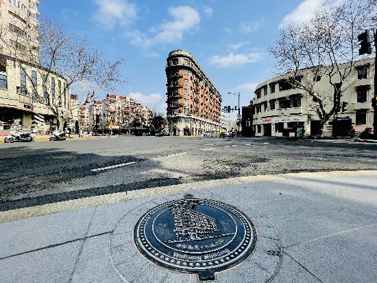 上海著名建筑地標(biāo)、30度夾角的武康大樓就是一樓一“套餐”的樣本。
