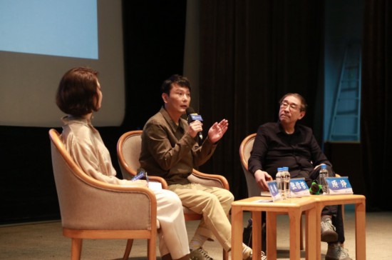 上圖講座現(xiàn)場，左起依次是主持沈祎；歌手、收藏家張信哲；復(fù)旦大學(xué)新聞學(xué)院教授顧錚。